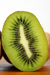 Image showing cross section of kiwi