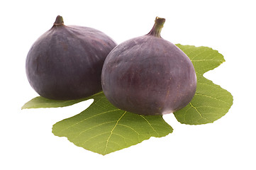 Image showing figs on the leaf