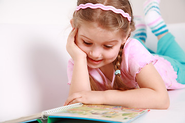 Image showing Girl reading