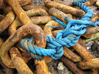 Image showing chain and blue rope