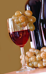 Image showing Flavoured Red wine with grape bunch