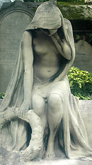 Image showing Woomen - statue