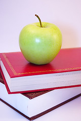 Image showing green apple on books