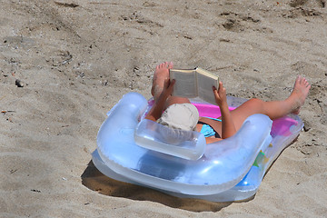 Image showing reading on the  beach