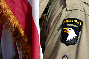 Image showing US soldier and flag of Airborne division