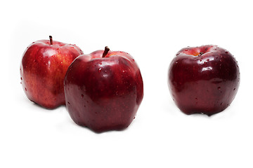 Image showing Three red apples (groupe)