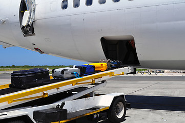 Image showing Airplane loading / offloading luggage