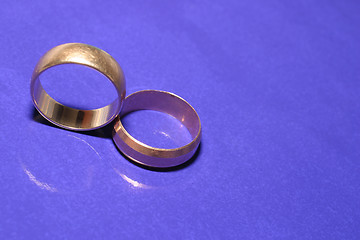 Image showing Wedding rings over blue