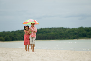 Image showing Kids walking on the beach