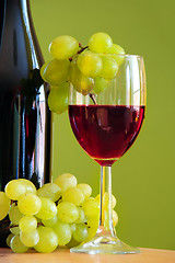 Image showing Flavoured Red wine with grape bunch