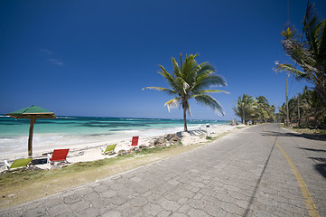 Image showing seaside malecon road sallie peachie beach corn island nicaragua