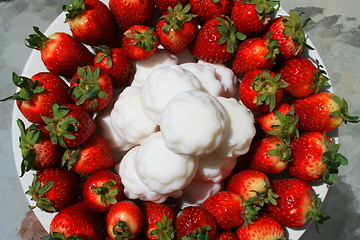 Image showing Strawberries with Marshmellow Cookies