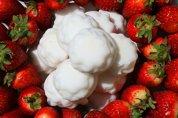 Image showing Strawberries with Marshmellow Cookies