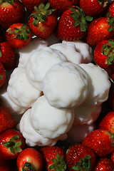 Image showing Strawberries with Marshmellow Cookies