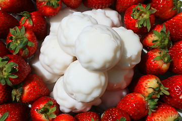 Image showing Strawberries with Marshmellow Cookies