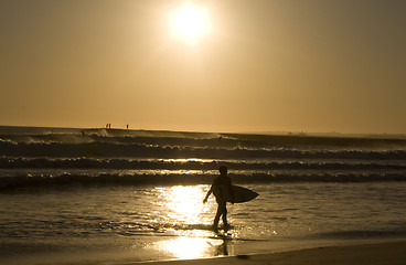 Image showing surfer walking in the beach