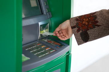 Image showing Feminine hand with credit card