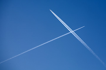 Image showing Two crossing plane traces 