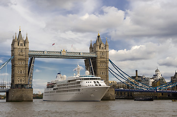 Image showing Cruiise ship passing Tower bridge in London