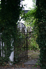 Image showing gate on backside the page of huset