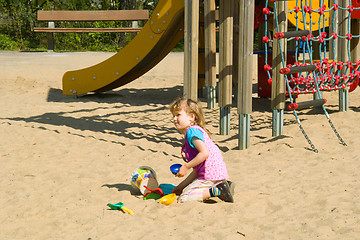 Image showing The girl plays on the sands