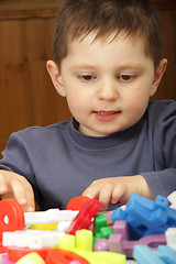 Image showing Kid playing with meccano