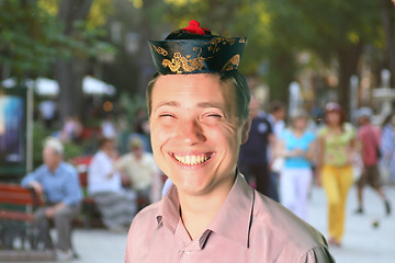 Image showing Man pretending to be chinese