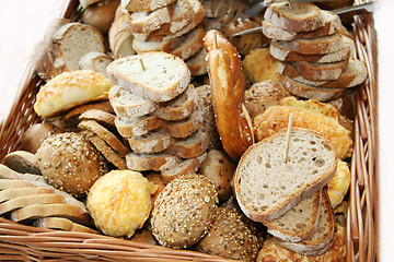 Image showing Ein großer Brotkorb mit vielen Brotsorten