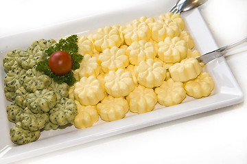 Image showing Butter und Kräuterbutter - ansprechend angerichtet