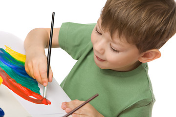 Image showing boy draws with paints