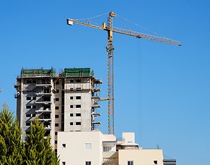 Image showing Lifting crane and building under construction