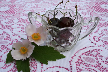 Image showing Cherries in oldfashioned bowl