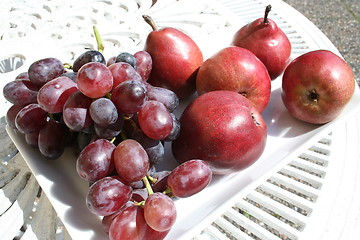 Image showing Red Anjou pears and grapes