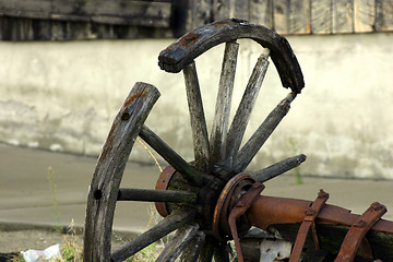 Image showing Broken Old Antique Wagon Wheel