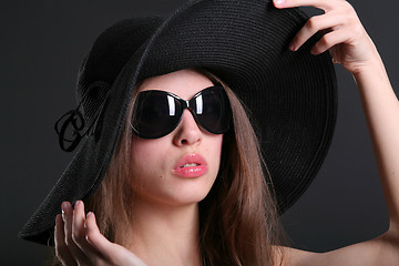 Image showing lady in black hat