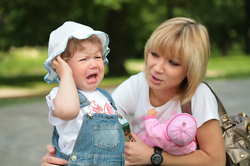 Image showing mother and crying little daughter