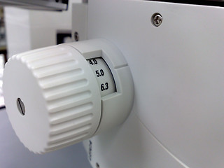 Image showing Adjust wheel of the microscope