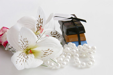 Image showing chocs and flowers with pearls