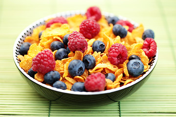 Image showing corn flakes with berry fruits