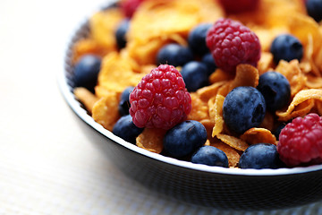 Image showing corn flakes with berry fruits