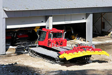 Image showing Pistenbully garage 2