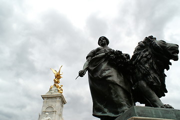 Image showing Statues outside Buckingham Palace