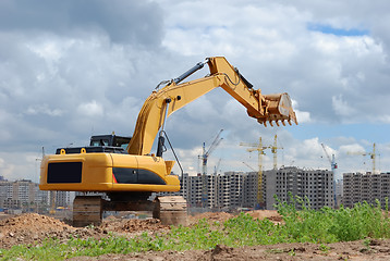 Image showing Excavator against microdistrict under constracion