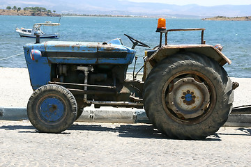 Image showing Tractor by the beach