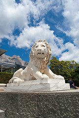 Image showing Statue of lion in Voroncovskiy park