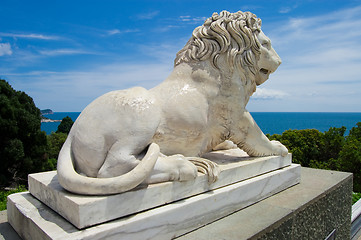 Image showing Statue of lion in Voroncovskiy park