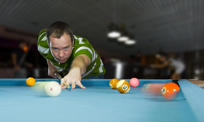 Image showing caucasian man playing pool