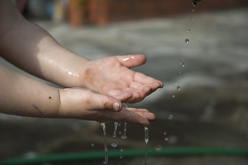 Image showing washing hands
