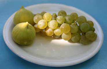 Image showing Figs and grapes