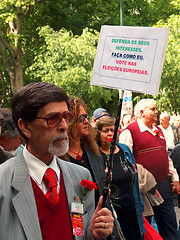 Image showing Crowd Celebrates 25 de Abril